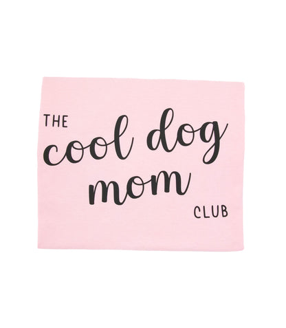 Käsinpainettu vaaleanpunainen t-paita jossa selässä teksti painatus The cool dog mom club