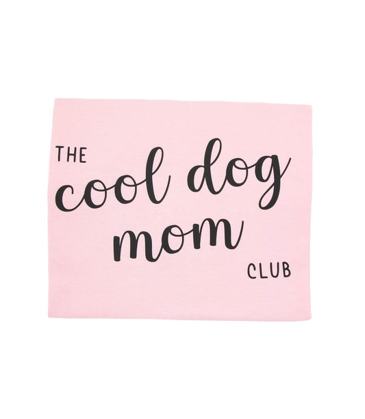 Käsinpainettu vaaleanpunainen t-paita jossa selässä teksti painatus The cool dog mom club