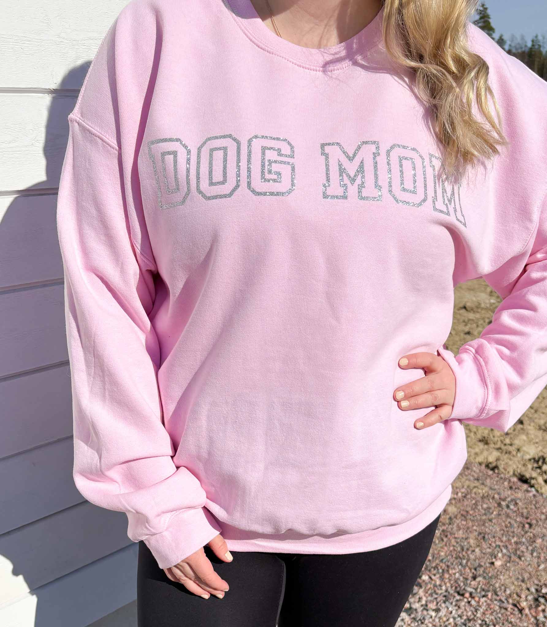 Vaaleanpunainen collegepaita hopeisella glitteri dog mom tekstillä