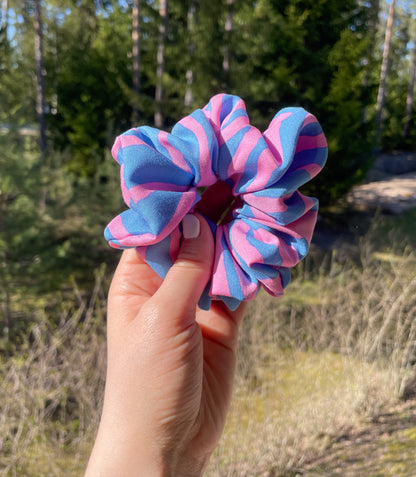 Tekstiiliteollisuuden ylijäämäkankaasta Suomessa käsin valmistettu raidallinen violetti  hiusdonitsi scrunchie