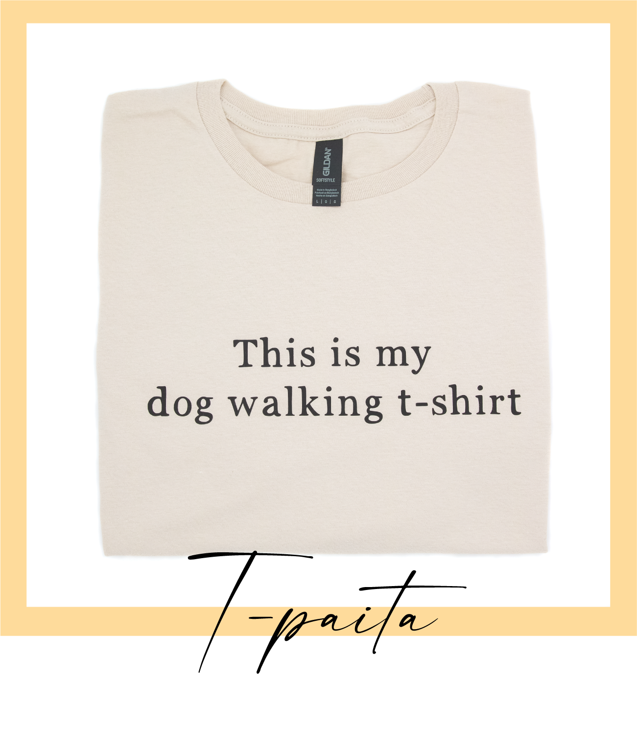 Beige käsinpainettu t-paita This is my dog walking t-shirt tekstillä