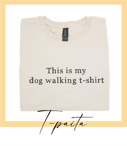 Beige käsinpainettu t-paita This is my dog walking t-shirt tekstillä