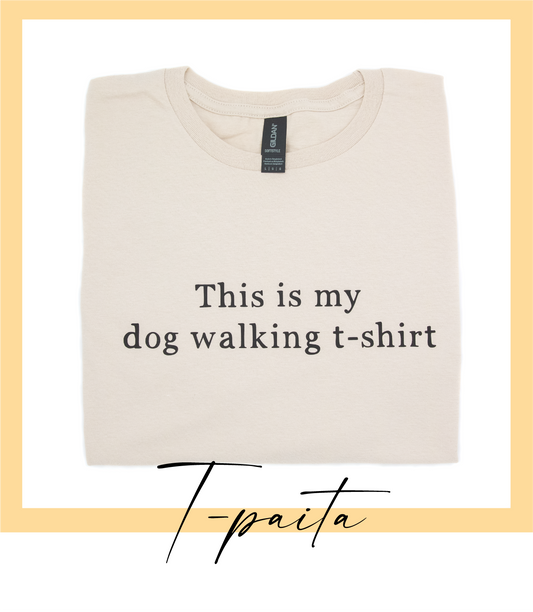 Beige käsinpainettu t-paita This is my dog walking t-shirt tekstillä